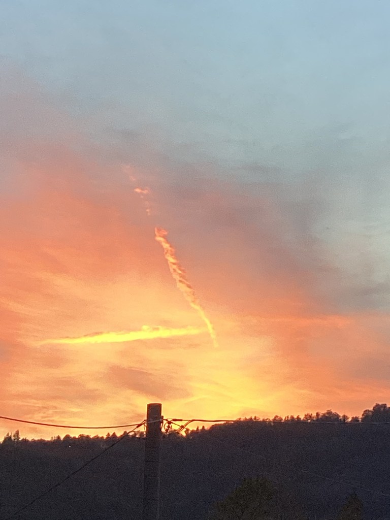 Croce di nuvole nel cielo del tramonto segno della presenza di Dio