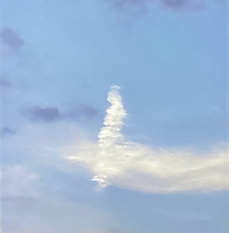 Nuvola che nella sua forma richiama la Madonna delle 12 stelle segno nel cielo simbolo di fede cristiana, meditazione spirituale per il rosario