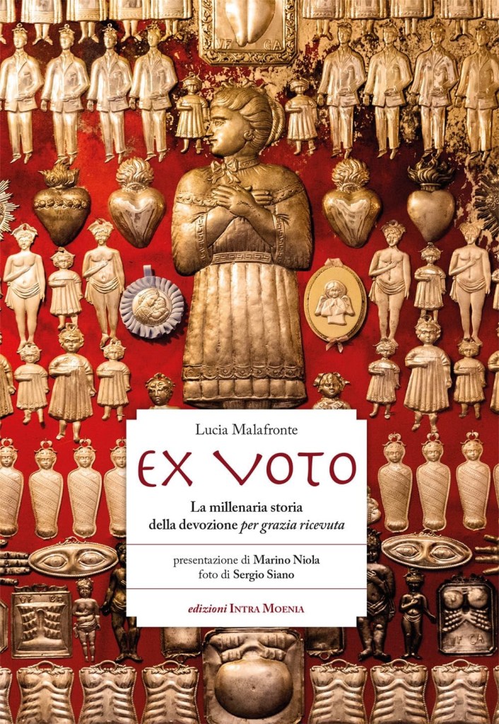 Libro sulla storia degli ex voto come segni di grazia ricevuta e gratitudine religiosa