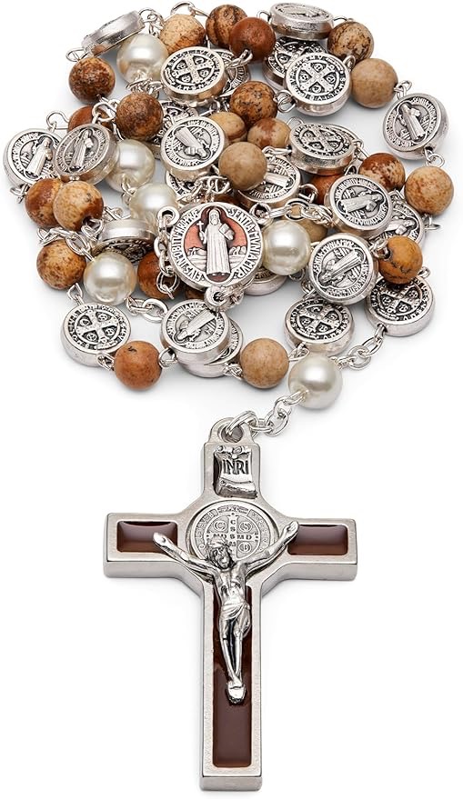 Rosario cattolico con crocifisso guidata di San Benedetto, simbolo di protezione spirituale e fede cristiana, preghiera tradizionale