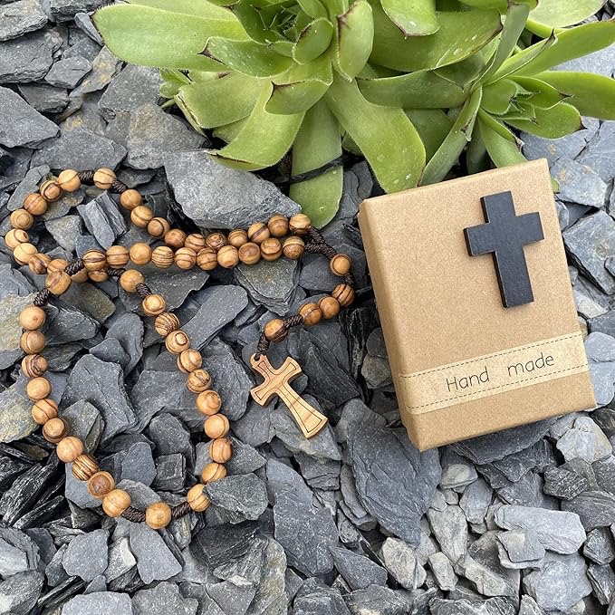 Rosario con croci, il libro in legno fatto a mano, legno di ulivo, simbolo di meditazione biblica, fede cristiana, preghiera, contemplazione spirituale