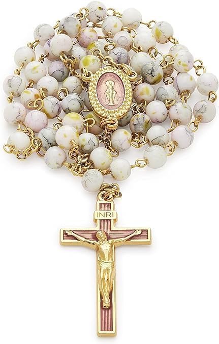 Rosario cattolico con grani chiari, crocifisso dorato, simbolo di devozione Mariana, preghiera contemplativa, spiritualità cristiana