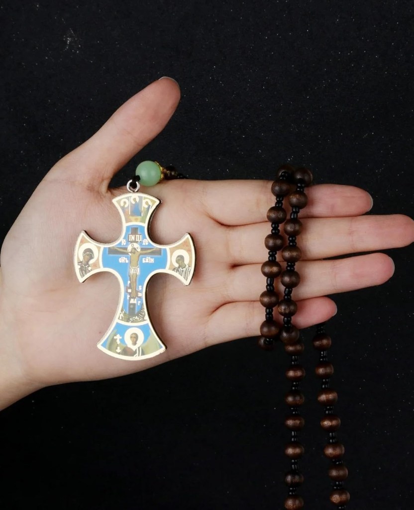 Ciondolo croce a forma di San Giovanni in legno, simbolo cristiano della fede nella Santissima Trinità