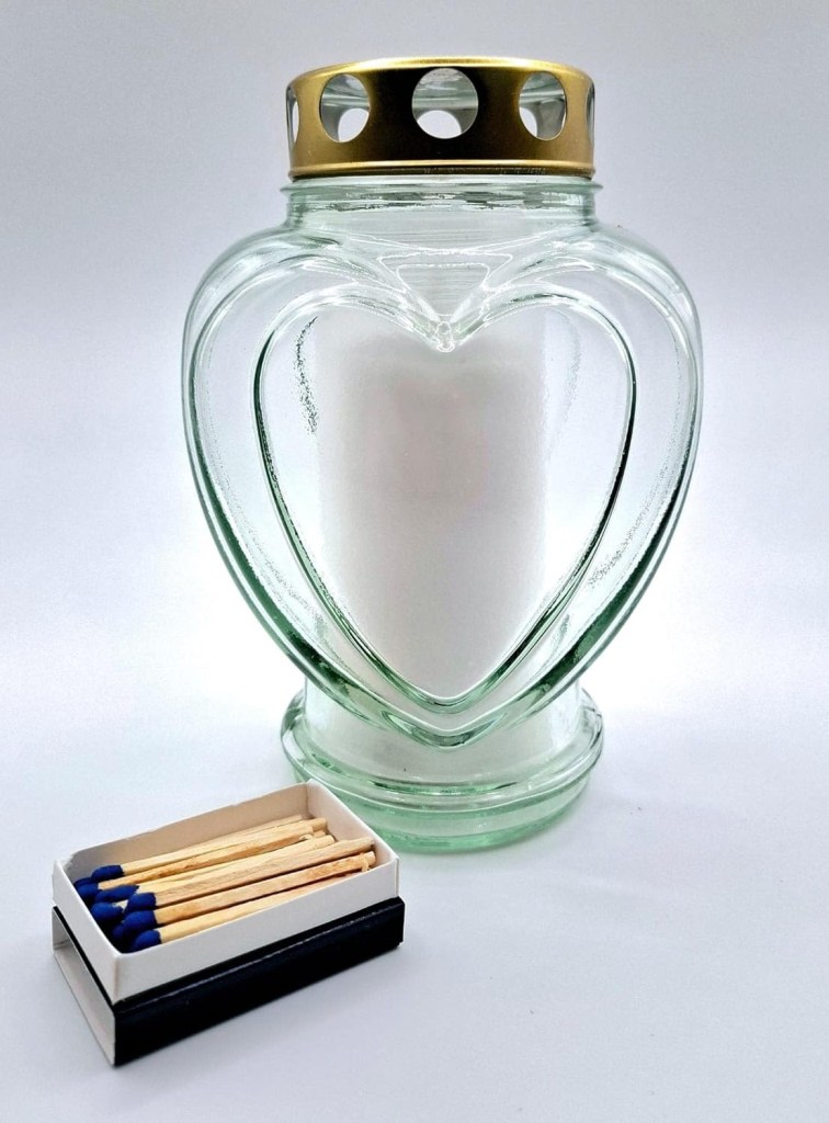 Candela in vetro a forma di cuore con chiusura parapioggia per cimitero